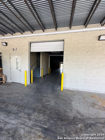 Listing photo id 2 for 9342 Loop 410  B7