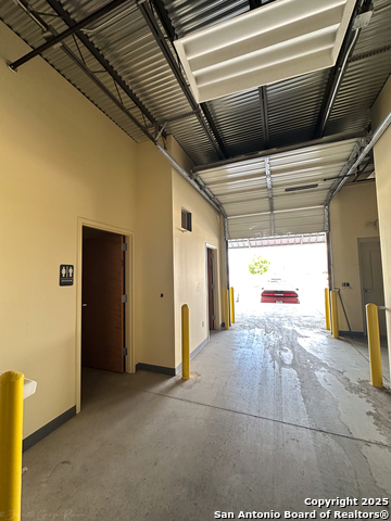 Listing photo id 3 for 9342 Loop 410  B7