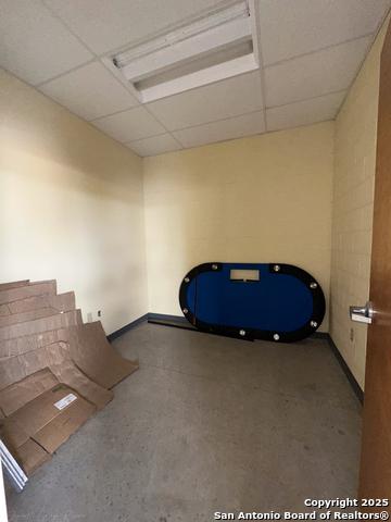 Listing photo id 5 for 9342 Loop 410  B7