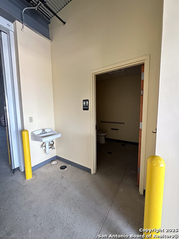 Listing photo id 6 for 9342 Loop 410  B7