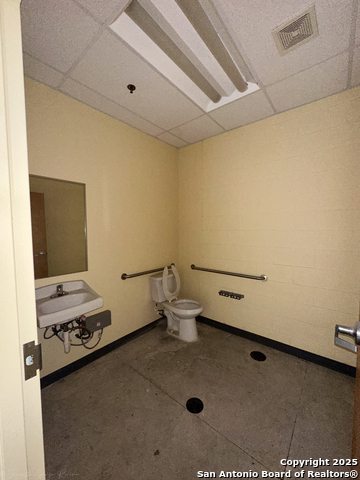 Listing photo id 7 for 9342 Loop 410  B7