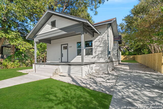 Listing photo id 0 for 123 Sandmeyer St