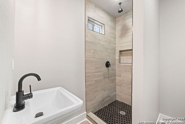Listing photo id 18 for 123 Sandmeyer St