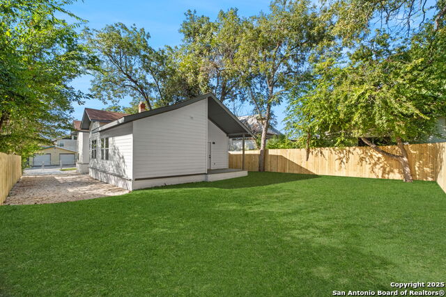 Listing photo id 20 for 123 Sandmeyer St