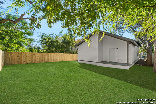 Listing photo id 21 for 123 Sandmeyer St