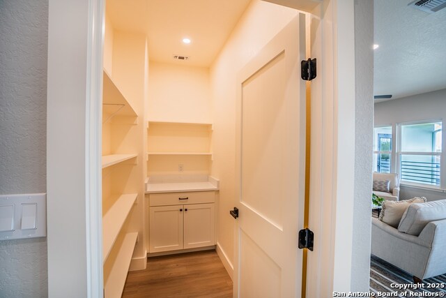 Listing photo id 7 for 1811 Chateau Ln