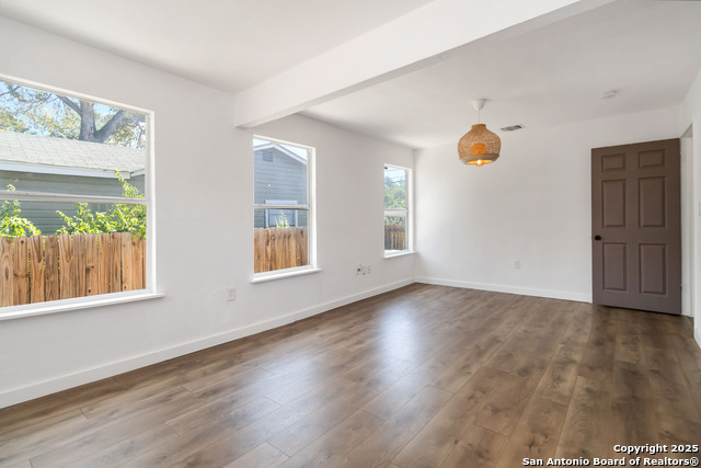 Image 19 of 26 For 2131 Burnet  