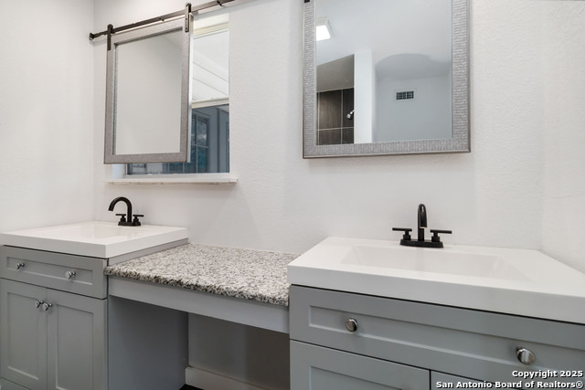 Image 22 of 26 For 2131 Burnet  