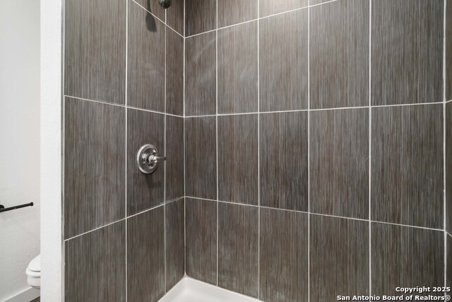 Image 23 of 26 For 2131 Burnet  