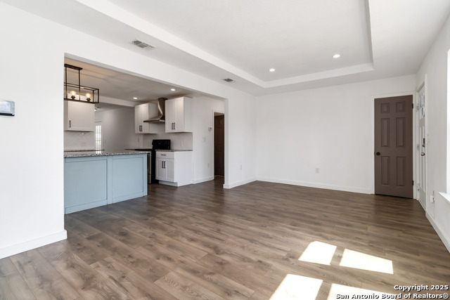 Image 5 of 26 For 2131 Burnet  