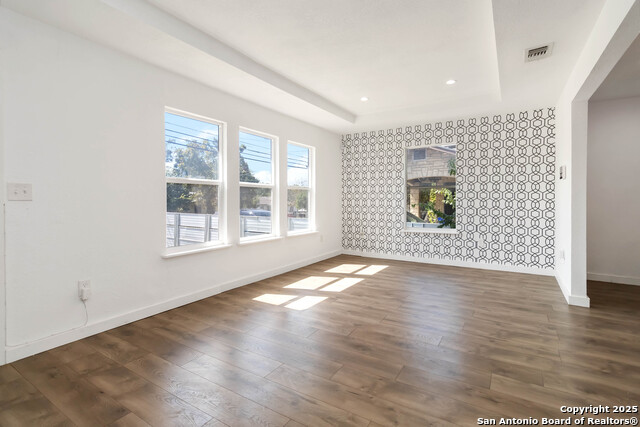 Image 6 of 26 For 2131 Burnet  