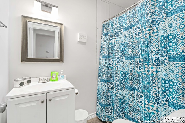 Image 15 of 21 For 226 Bee  