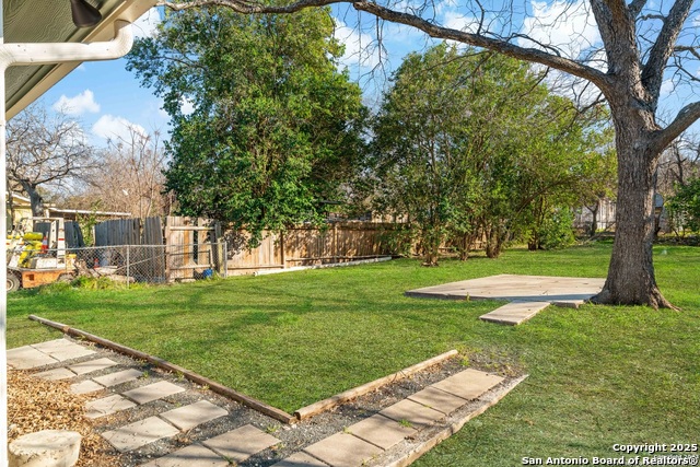 Image 16 of 21 For 226 Bee  