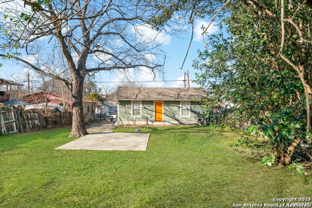 Image 17 of 21 For 226 Bee  