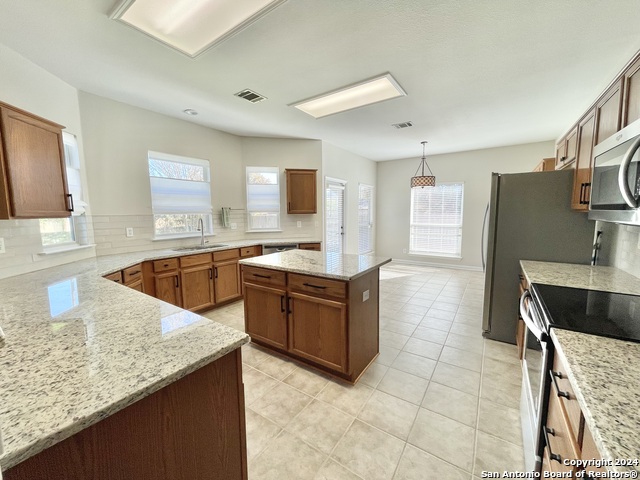 Image 8 of 37 For 18310 Redwood