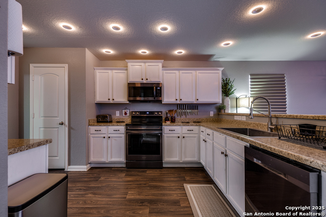 Listing photo id 9 for 6119 Still Meadow