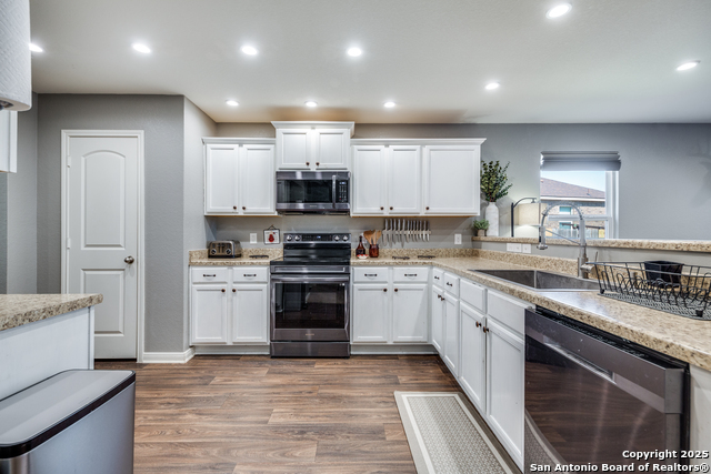 Listing photo id 10 for 6119 Still Meadow