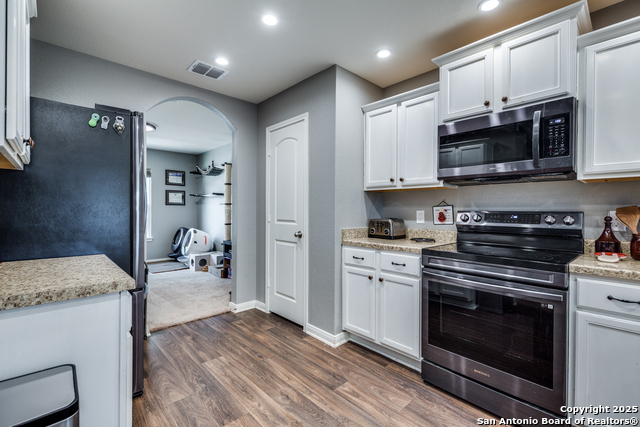 Listing photo id 11 for 6119 Still Meadow