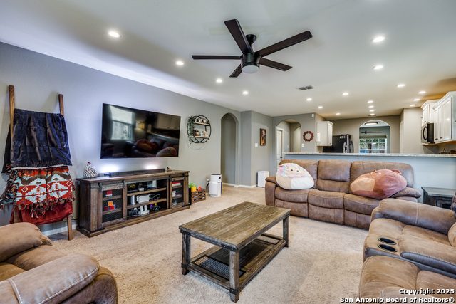 Listing photo id 3 for 6119 Still Meadow