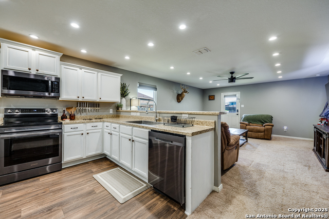 Listing photo id 5 for 6119 Still Meadow
