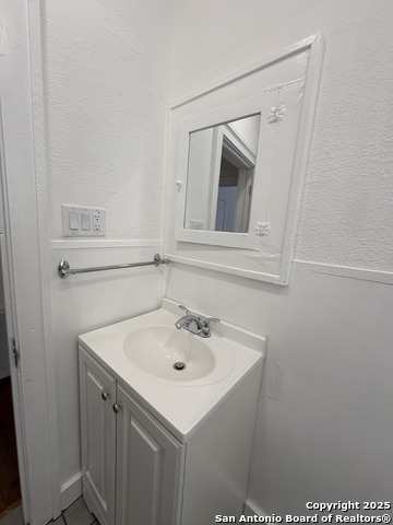 Image 14 of 21 For 805 Summit Ave W 1