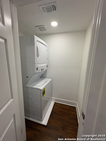 Image 17 of 21 For 805 Summit Ave W 1