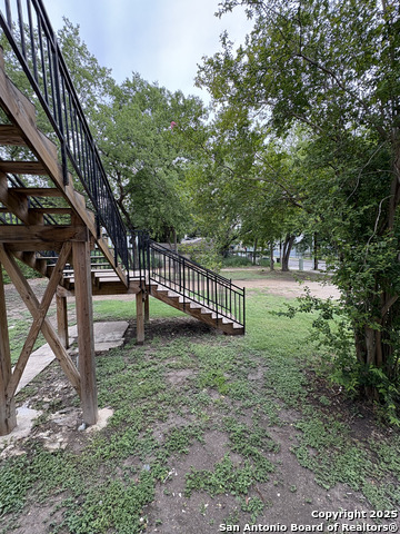 Image 20 of 21 For 805 Summit Ave W 1