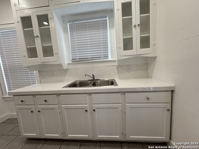 Image 8 of 21 For 805 Summit Ave W 1