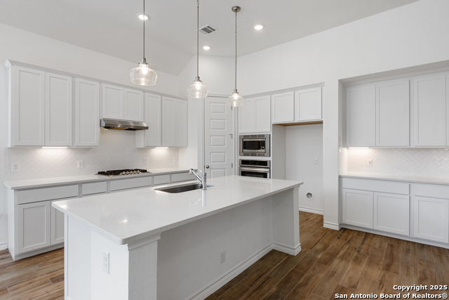 Listing photo id 8 for 1523 Balcones Fault