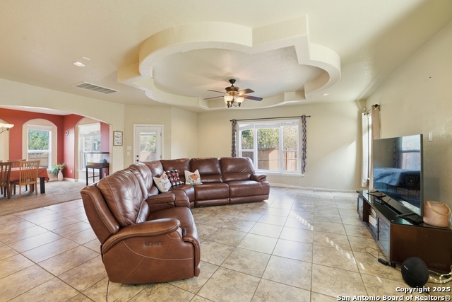 Listing photo id 14 for 5035 Thymus  