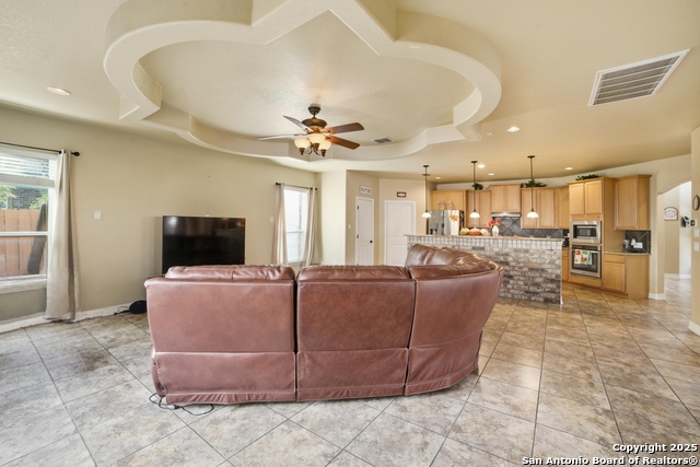 Listing photo id 15 for 5035 Thymus  