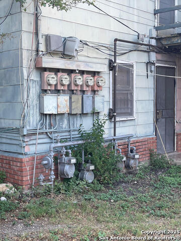 Image 8 of 26 For 727 Carney St