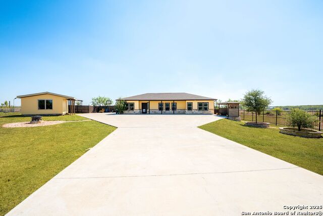 Listing photo id 0 for 749 El Rey Dr