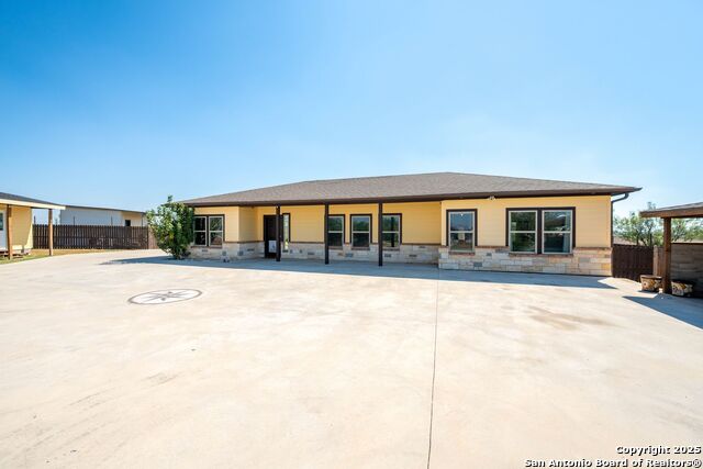 Listing photo id 1 for 749 El Rey Dr