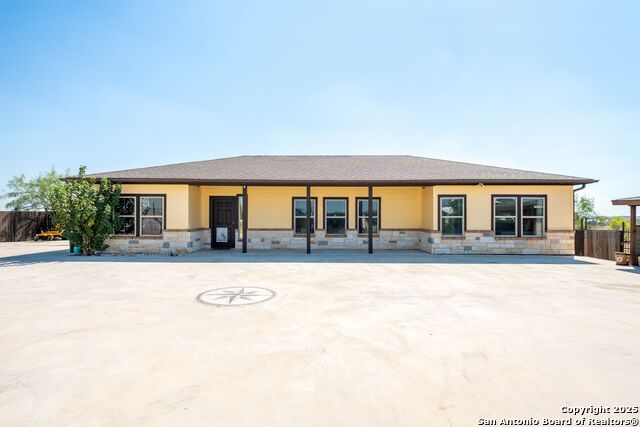 Listing photo id 3 for 749 El Rey Dr