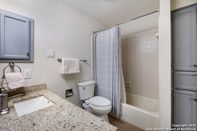 Image 23 of 29 For 4402 Bending Oak St