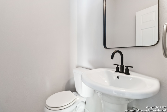 Listing photo id 9 for 2122 Bigmouth Hook