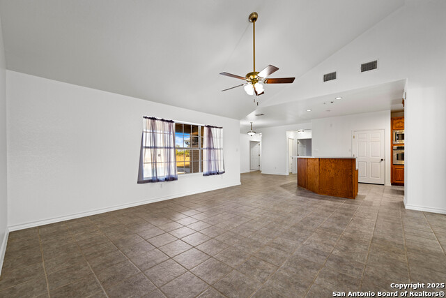 Listing photo id 11 for 6505 Fm 541