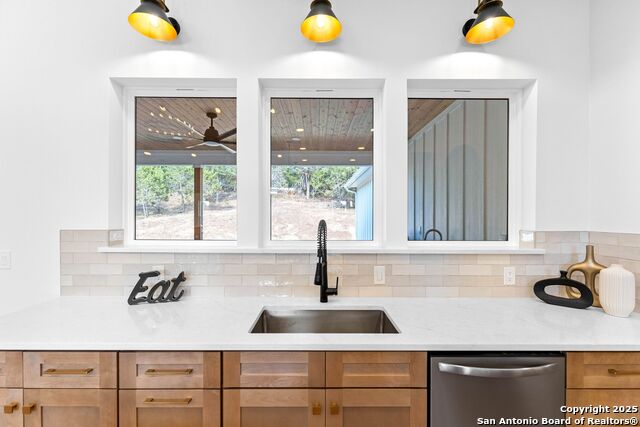 Listing photo id 10 for 736 Mountain Creek Trail