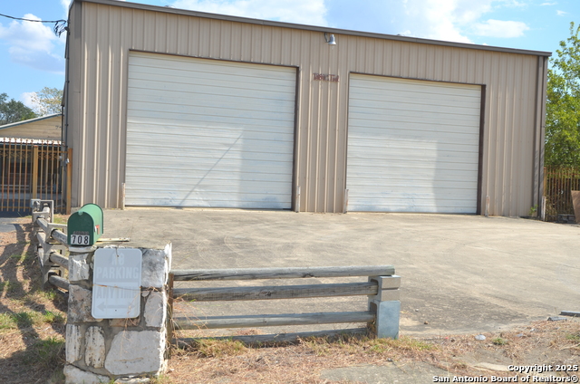 Details for 708 Teel N , Devine, TX 78016