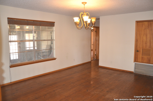 Listing photo id 10 for 708 Teel N 