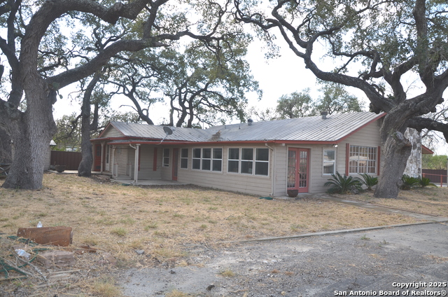 Listing photo id 11 for 708 Teel N 