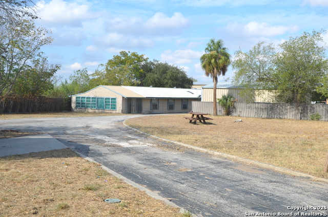 Listing photo id 14 for 708 Teel N 