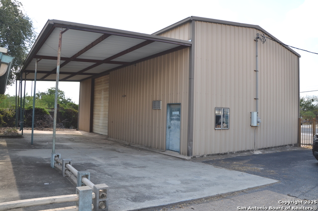 Listing photo id 0 for 708 Teel N 