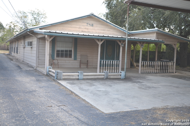 Listing photo id 1 for 708 Teel N 