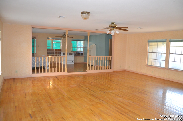 Listing photo id 2 for 708 Teel N 