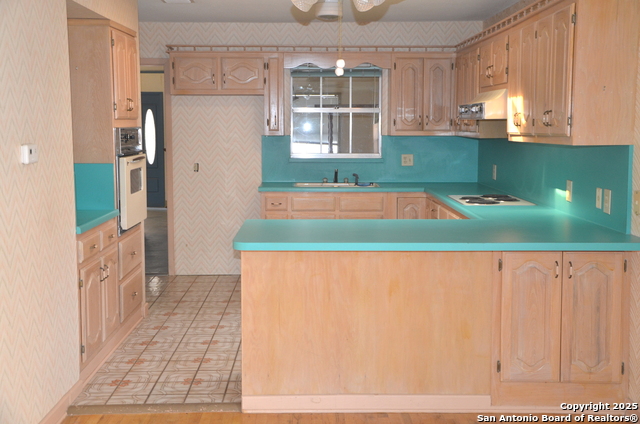 Listing photo id 4 for 708 Teel N 