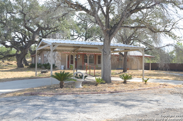 Listing photo id 5 for 708 Teel N 