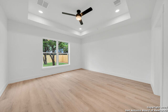 Listing photo id 10 for 661 Jonquil