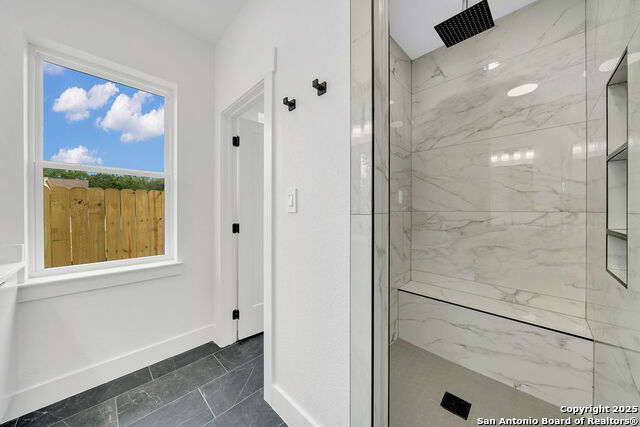 Listing photo id 13 for 661 Jonquil